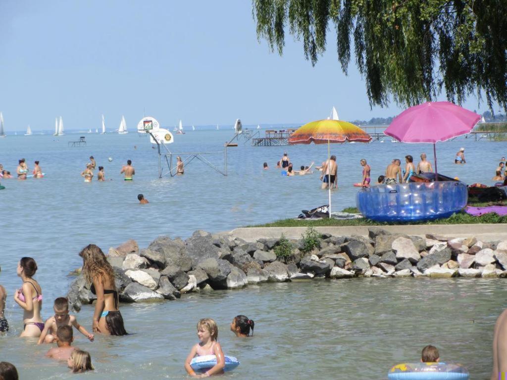 Grosses Ferienhaus Plattensee Balaton - Nyaralo Haz 6 Szobaval, 5 Fuerdoszobaval, 3000 Nm Apartment Szolad Екстериор снимка